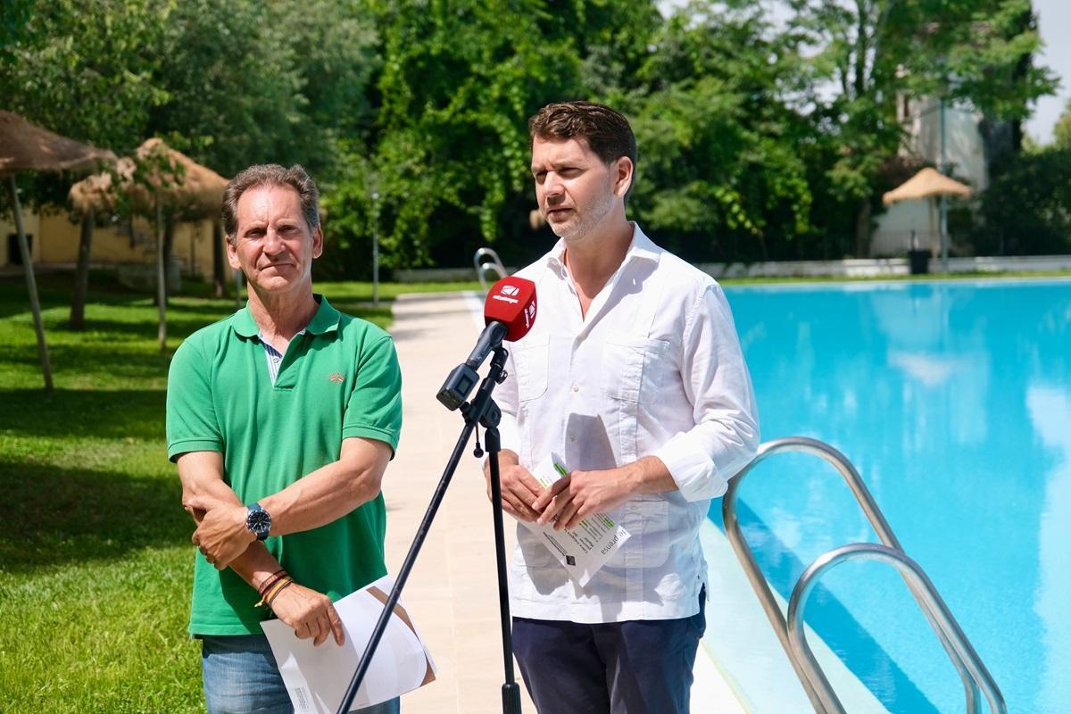 El alcalde, Fernando Priego, junto al delegado municipal de Deportes, Francisco Casas.