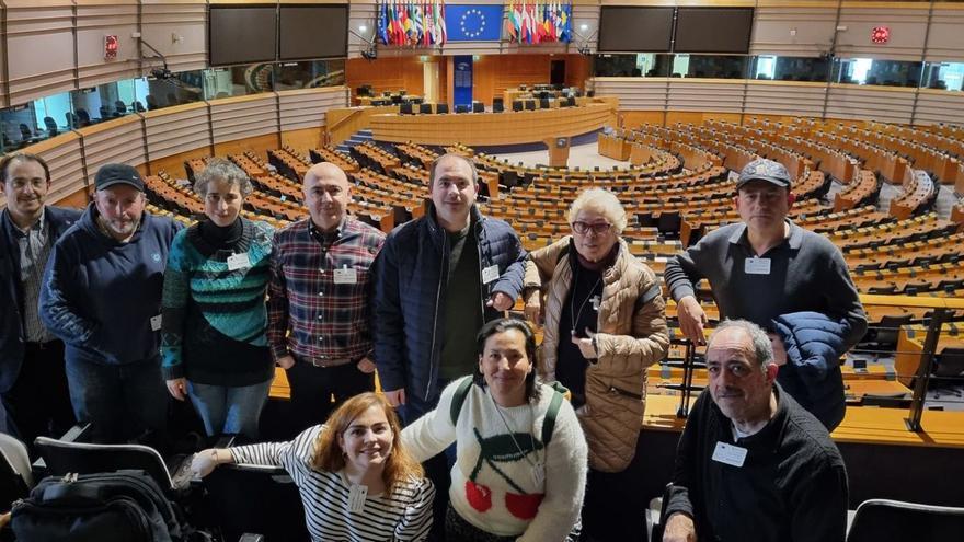 El alcalde de Tabuenca, Miguel Ángel Vela, en el centro, junto a otros regidores en el Parlamento Europeo. | SERVICIO ESPECIAL