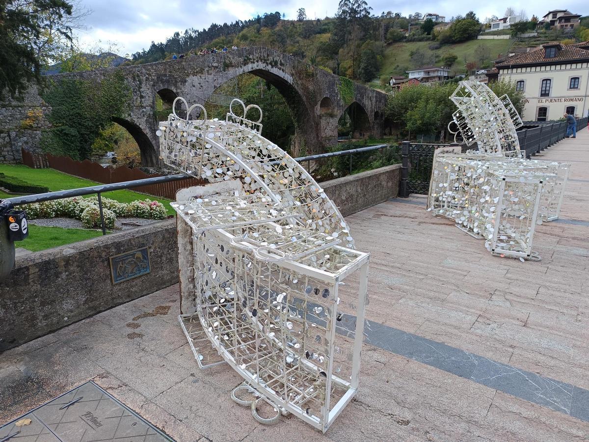 Parte de los artilugios luminosos que se están instalando en Cangas de Onís.