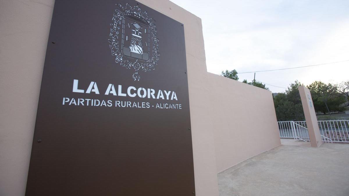 La placa ubicada en la plaza donde se construyó la pérgola, se arregló el escenario y se habilitó el circuito biosaludable