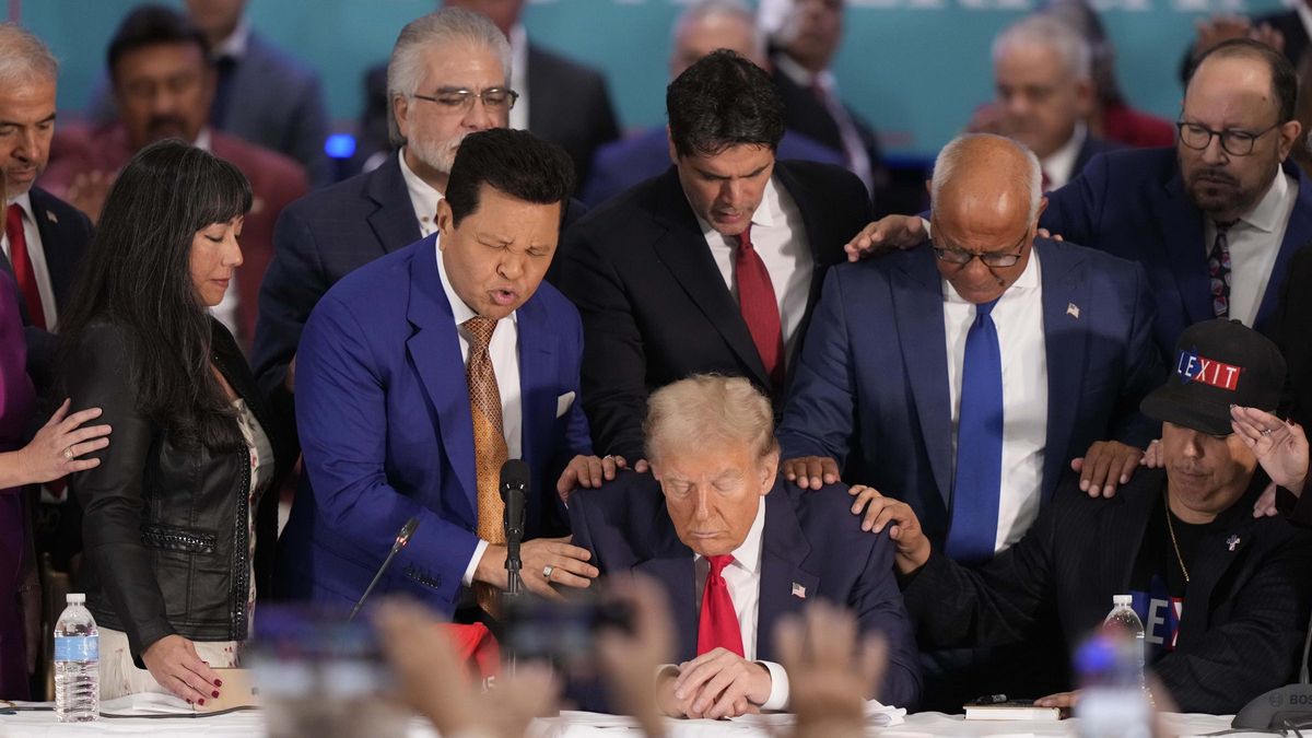 El candidato republicano Donald Trump reza con líderes de la comunidad latina.