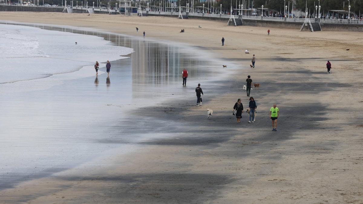 La playa de San Lorenzo en Gijón vuelve a teñirse de negro por culpa del carbón (Vídeo)