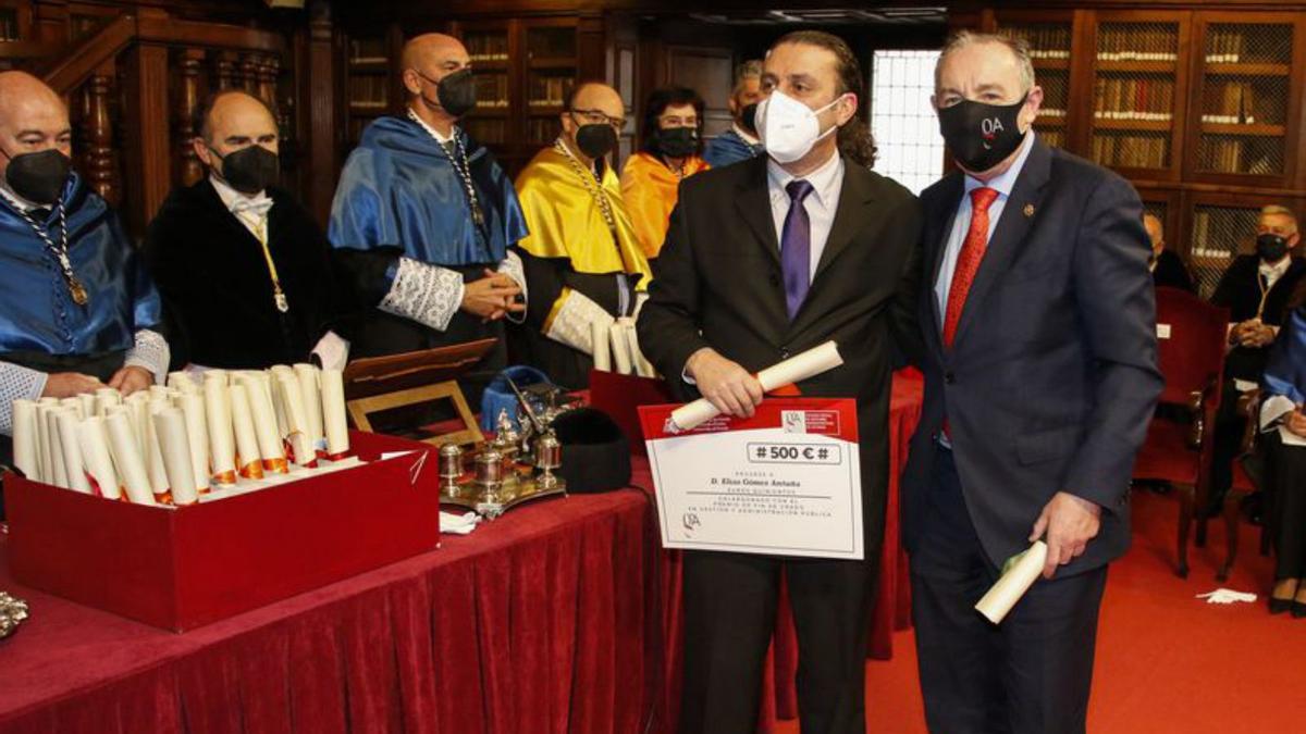 Elías Antuña recogiendo su premio de manos de Carlos Rodríguez- Noriega, del Colegio de Gestores Administrativos de Asturias. |  | PABLO SOLARES