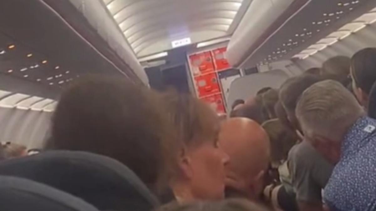 Un pasajero defeca en el suelo del baño en un vuelo que salía de Canarias