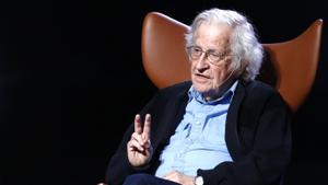 El intelectual Noam Chomsky es dado de alta de un hospital de São Paulo