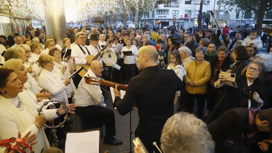 Los usuarios del centro de participación de mayores de Córdoba realizan un pasacalles de villancicos