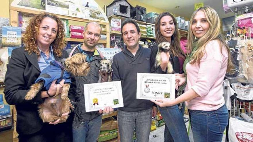 Los seis ganadores del séptimo concurso de mascotas reciben sus premios