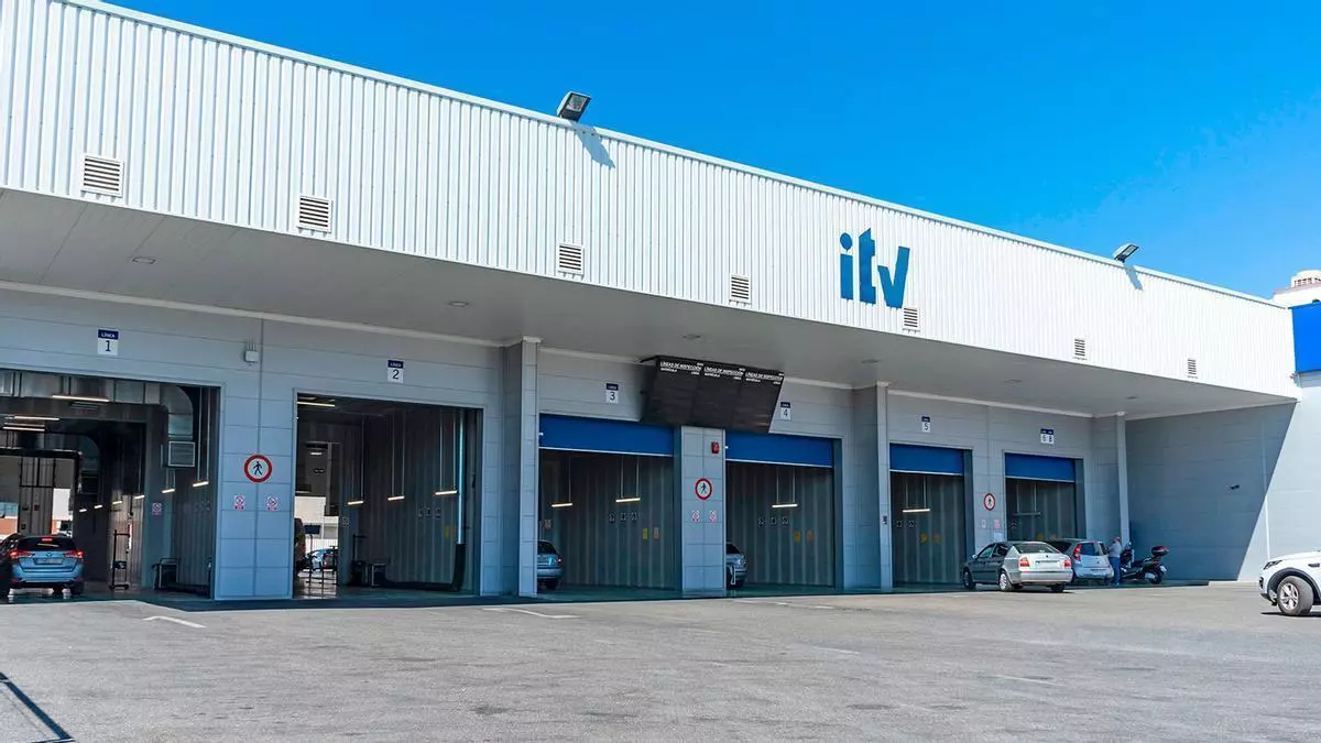 Rechazado en la ITV con falta "muy grave" y multa de 200 euros por lo ocurrido con la letra de los neumáticos pese a ser nuevos: el error en la "W" que registra el BOE