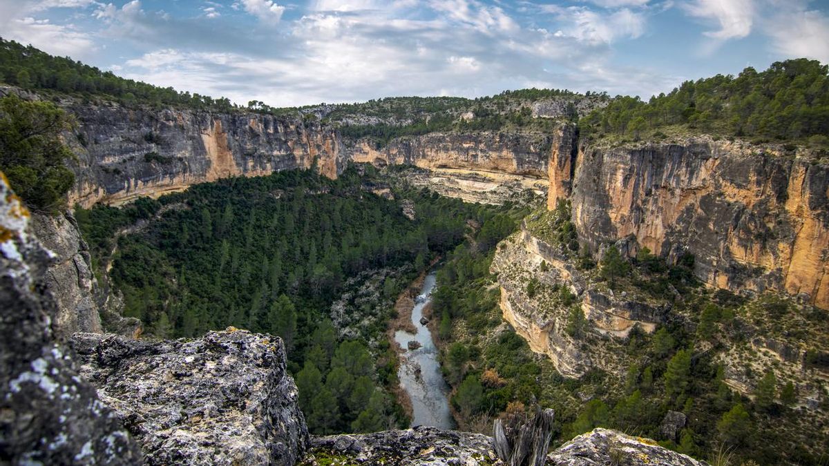 La ruta de senderismo más bonita en primavera es fácil de recorrer y te lleva por un paraíso natural de aguas cristalinas y cascadas