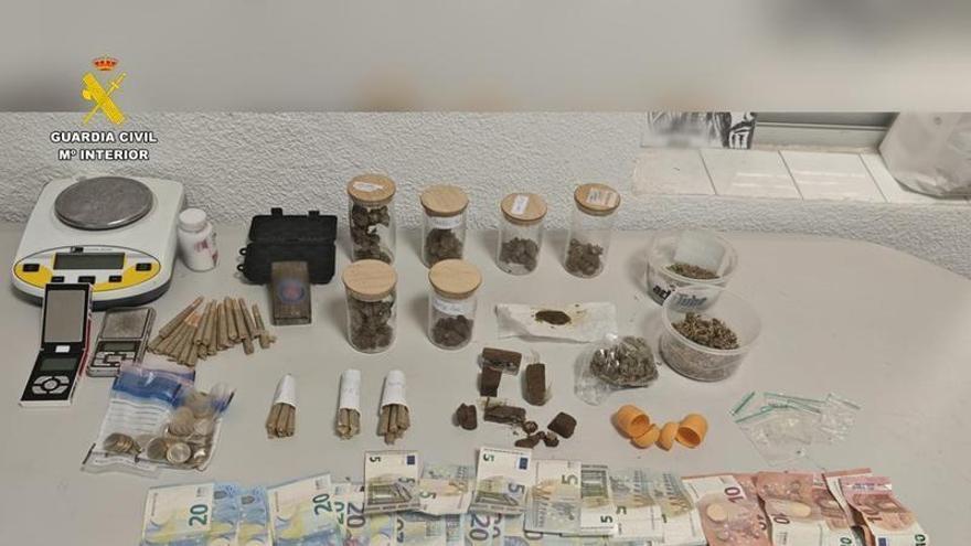 Arrestan a un abogado en una redada en un club cannábico de San Vicente por intentar sobornar a la Guardia Civil: 