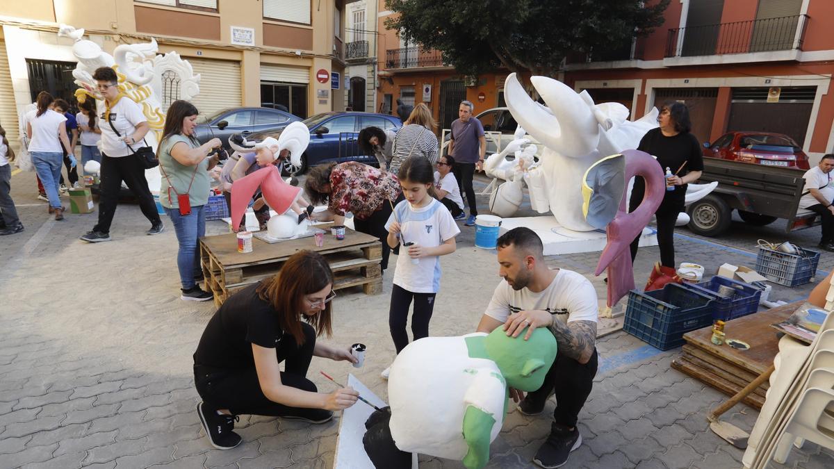 Decenas de personas han ofrecido su ayuda para completar el monumento.