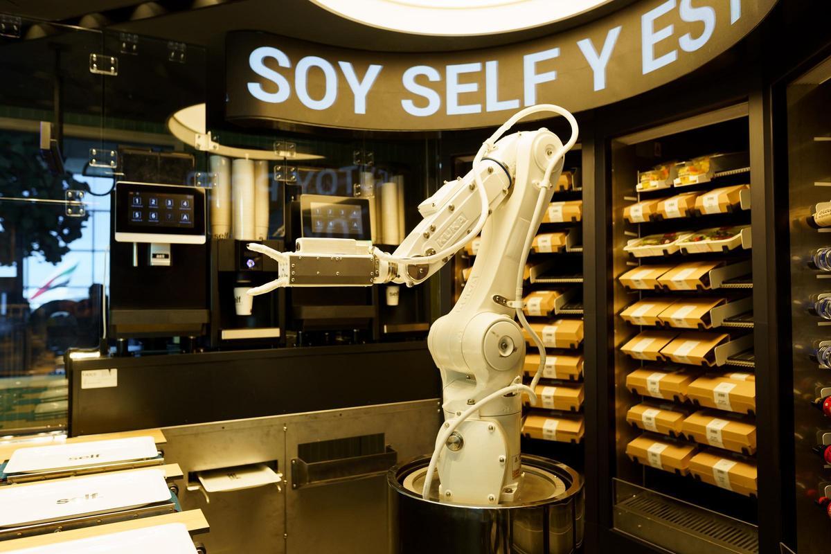 El brazo robótico que gestiona los pedidos dentro de SELF