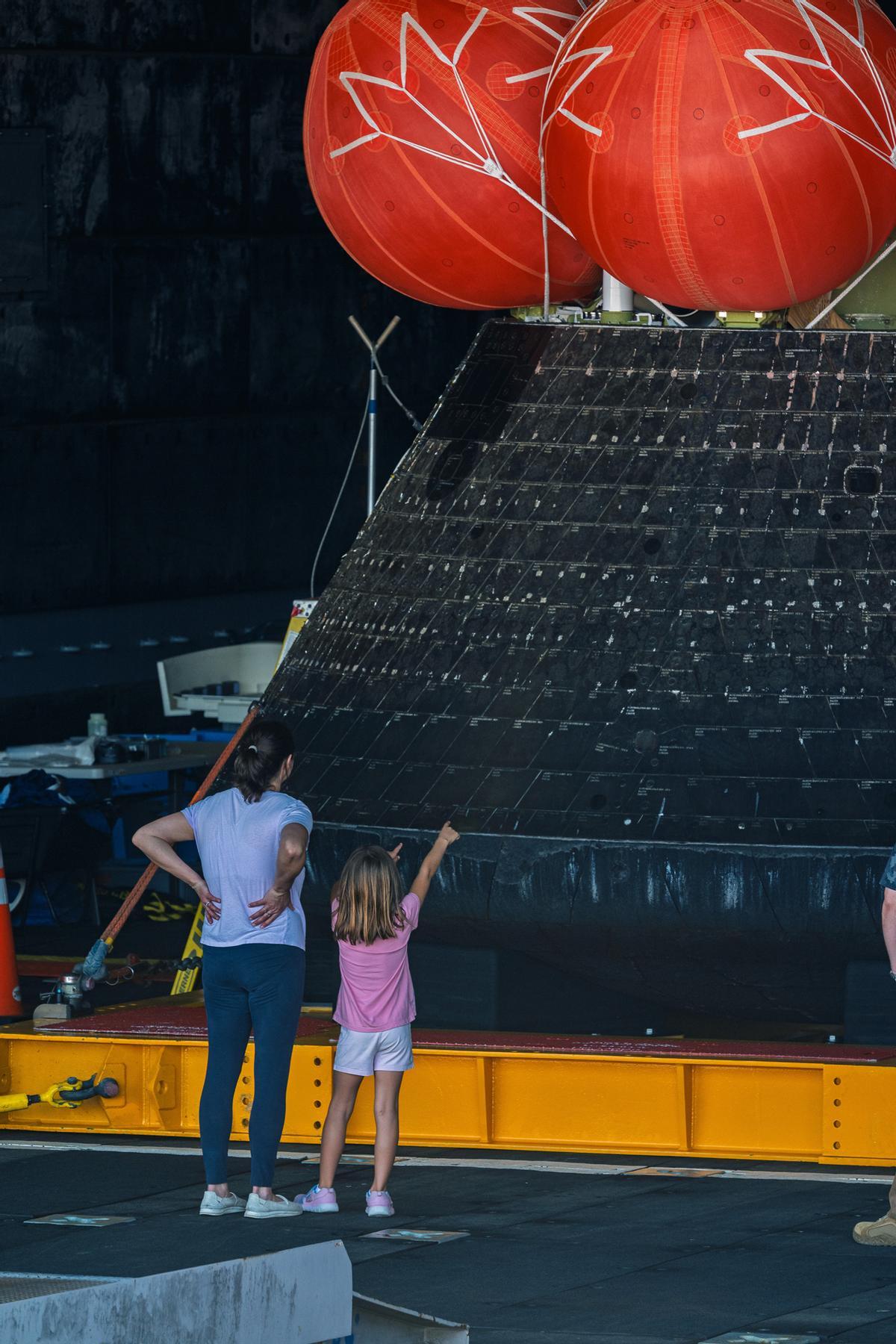La cápsula espacial Orion se exhibe en la cubierta de pozo del USS John P. Murtha en San Diego, California, EE. UU. La cápsula espacial Orion se exhibe en la cubierta de pozo del USS John P. Murtha en San Diego, California, EE. UU.