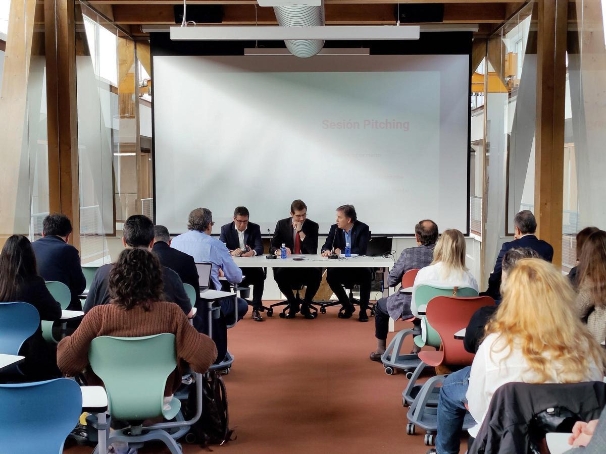 el presidente del Clúster TIC Galicia, Antonio Rodríguez del Corral, el director del Área de Competitividad del Igape, Norberto Penedo, y el director de la Amtega, Julián Cerviño, en la presentación de los proyectos de la primera edición del programa Tech Angels.