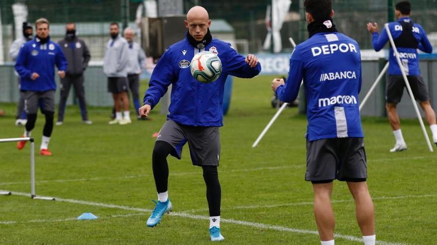 Víctor Mollejo se ejercita en el césped de Abegondo.