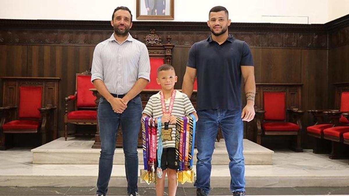 El alcalde, el deportista y su entrenador.