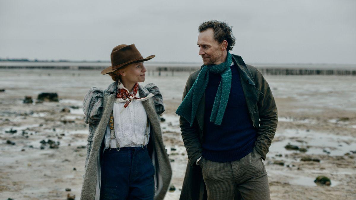 Claire Danes (Cora) y Tom Hiddleston (Will) en ’La serpiente de Essex’.