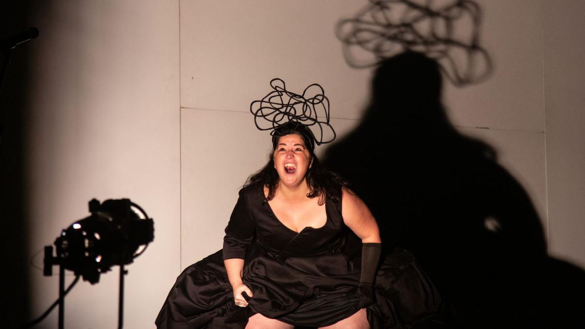 La actriz, Nuqui Fernández, durante una escena de la obra  ‘Menina, soy una puta obra de Velázquez’.