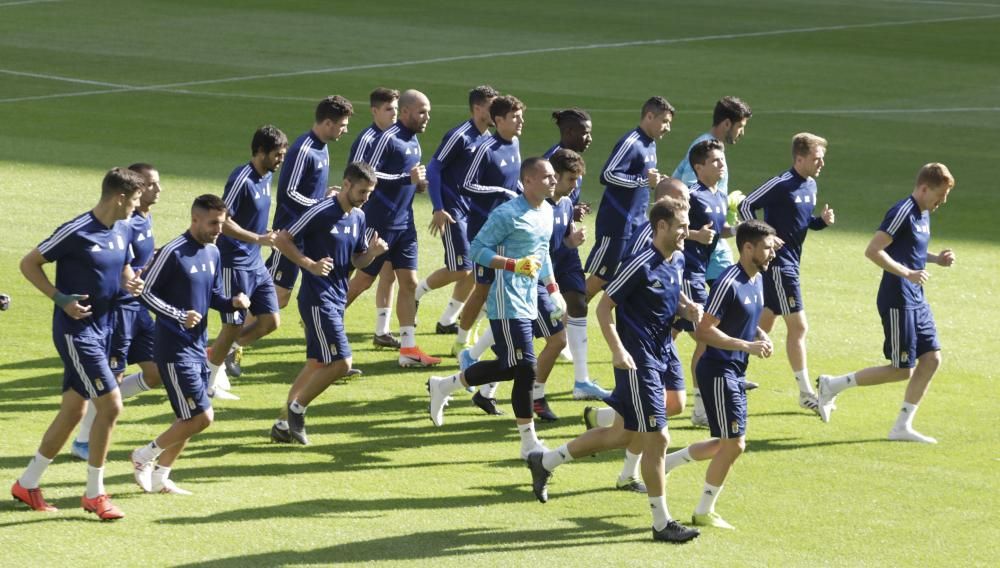 Entrenamiento del Real Oviedo en el Carlos Tartiere