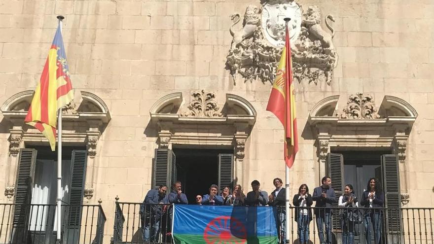 La bandera del Pueblo Gitano ondea en el Ayuntamiento por su día internacional