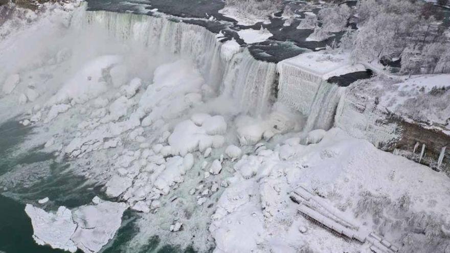 El frío congela hastas las cataratas del Niágara