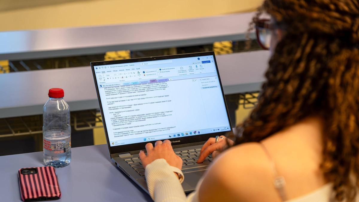 Una estudiante universitaria, en el campus de la UPF.