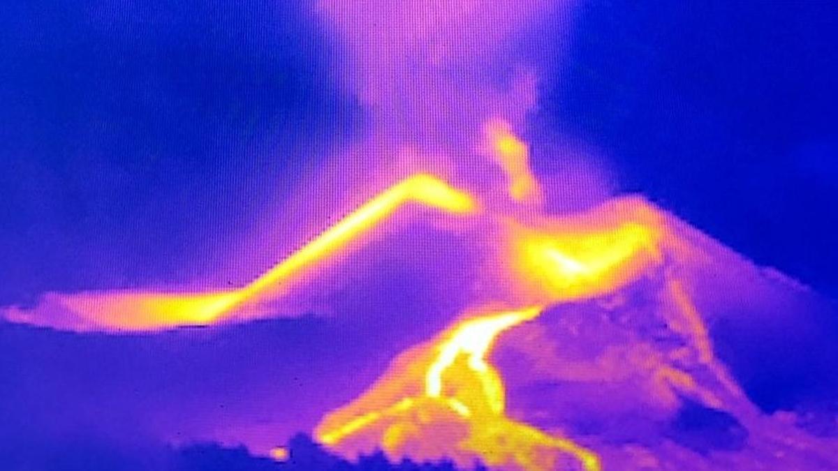 Imagen termográfica que muestra la anomalía generada por la nueva boca eruptiva, aún por confirmar si es una colada o caída de piroclastos.