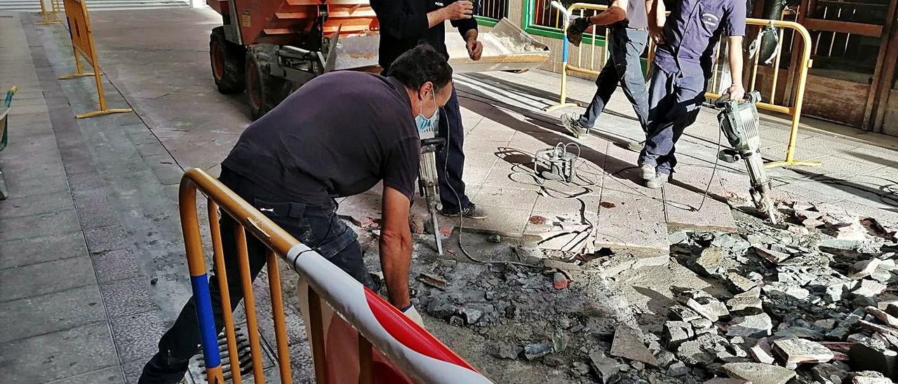 Operarios realizando ayer obras en la calle Plácido Jove-Hevia. | R. P. F.