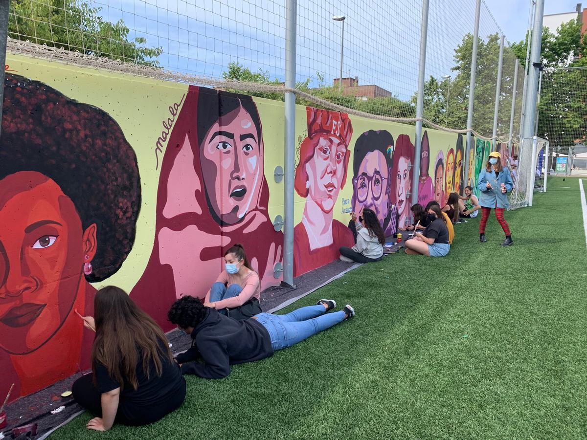 Viladecans decora el camp municipal de futbol amb un gran mural feminista