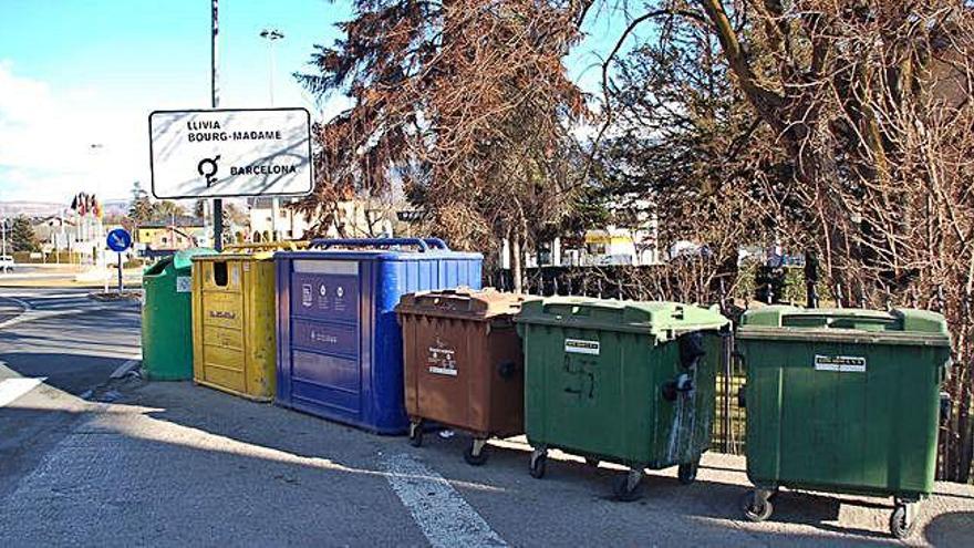 Una zona de contenidors de recollida de la brossa als carrers de Puigcerdà