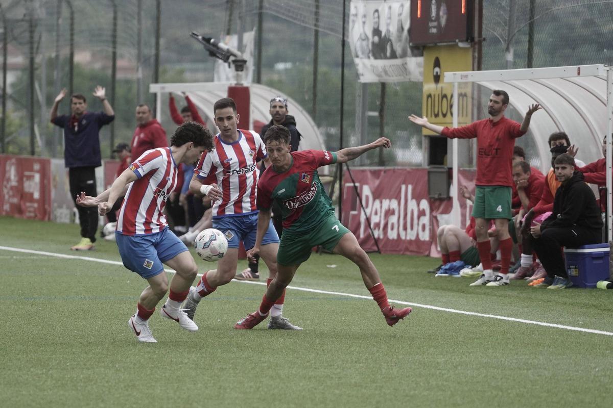 Joel Fernández condueix la pilota sota pressió local