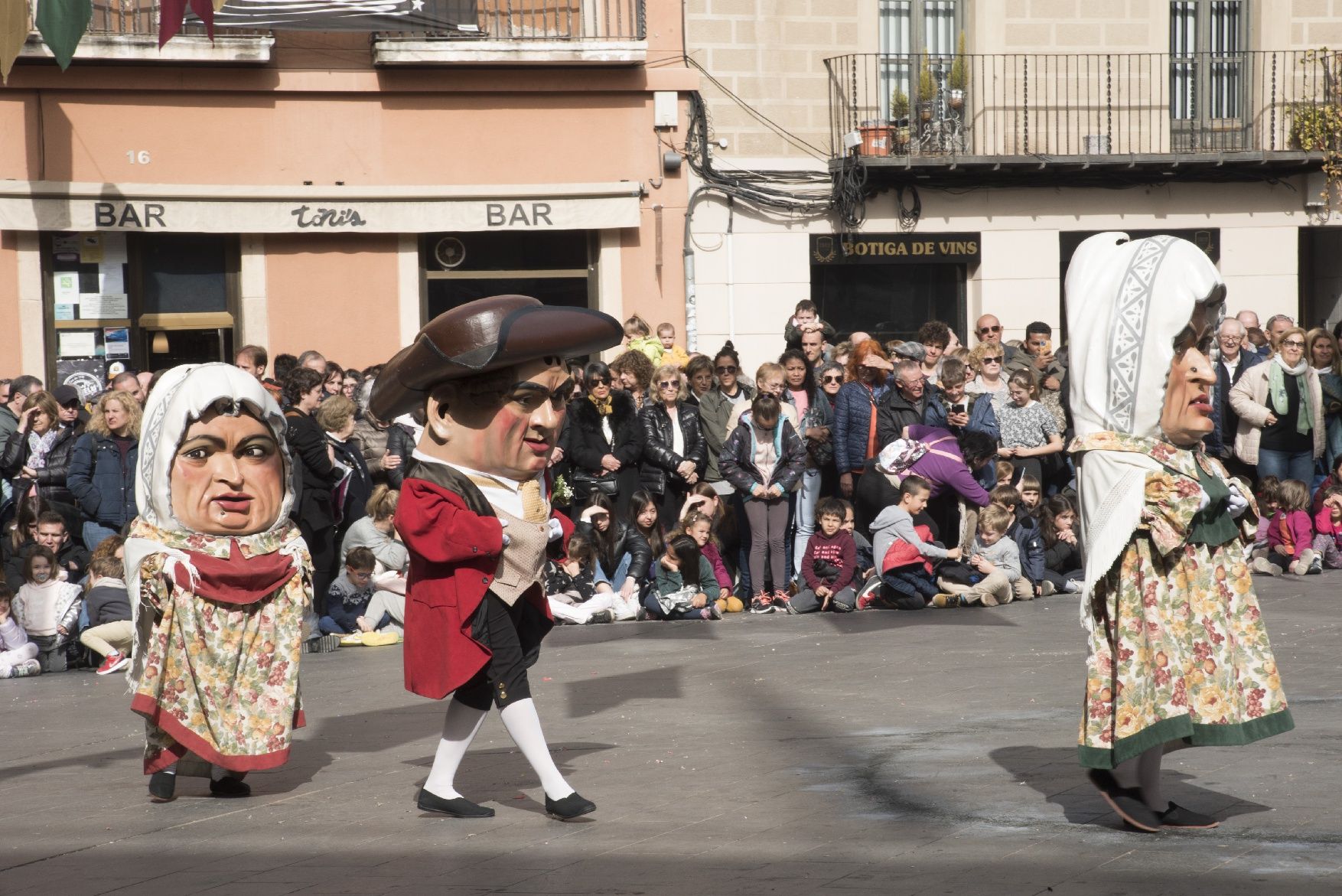 La imatgeria i els Tirallongues es llueixen enmig d'una plaça Major plena per la Festa de la Llum