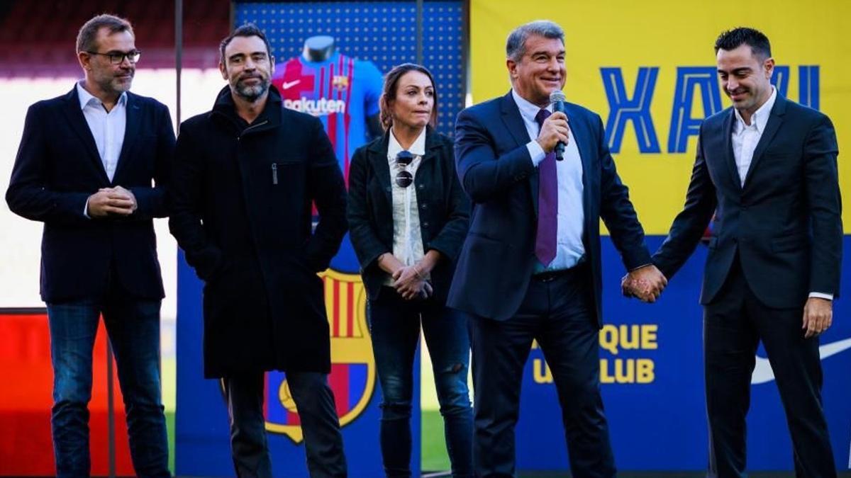 Òscar. Àlex, Ariadna y Xavi Hernández, con Joan Laporta sobe el césped del Camp Nou.