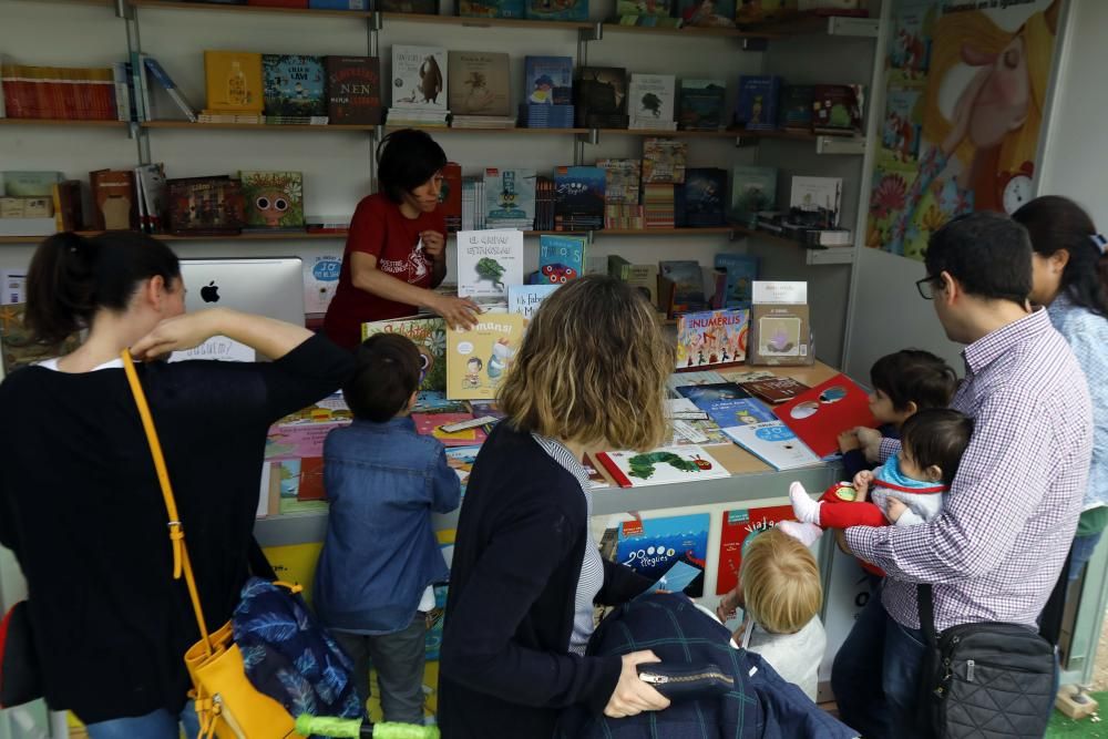 Ambiente en la Feria del Libro de València