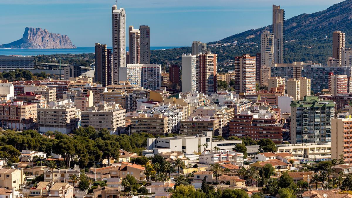 Una vista de los rascacielos de Benidorm, con el Peñón de Ifach, de la vecina Calp, al fondo.
