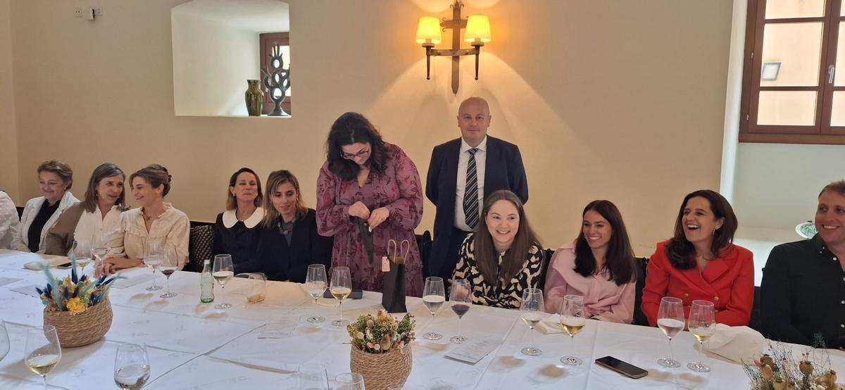 Silvia Fernández recibe un detalle en su despedida de manos del abogado Juan Ramón Campo.