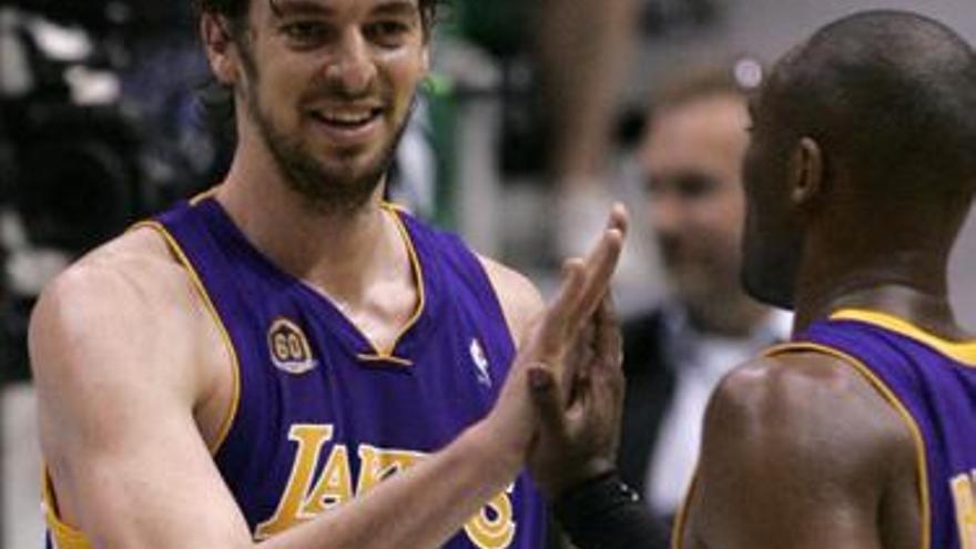 Pau Gasol felicitado por Kobe Bryant.