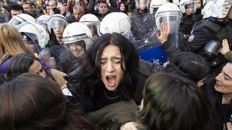 La policía de Estambul carga contra el himno &#039;El violador eres tú&#039;
