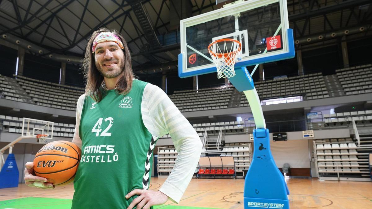 Vídeo | El jugador del Amics Eric Stutz desafía a Mediterráneo: ¿quién gana en un reto a cinco tiros libres?