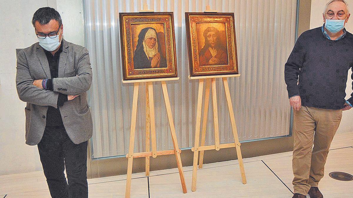El director del Museo y el vicepresidente de la Diputación, con los cuadros procedentes del expolio nazi. |   // RAFA VÁZQUEZ