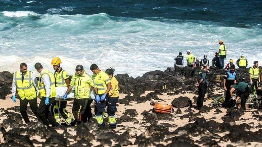 Un nuevo cadáver eleva a nueve los fallecidos en el naufragio de una patera en Lanzarote