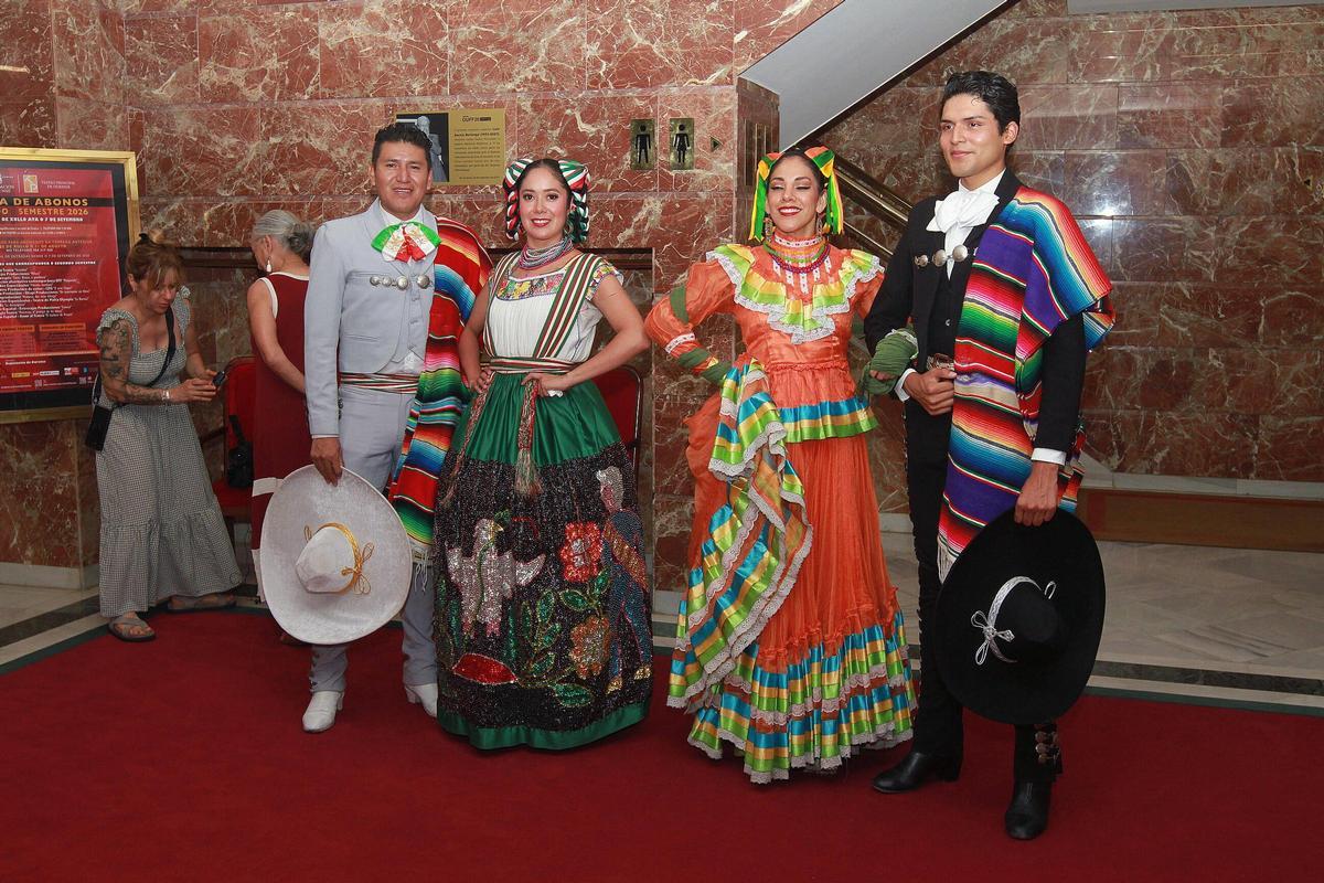 El Grupo mexicano en Ourense Xornadas de Folclore en el acto desfile inaugural