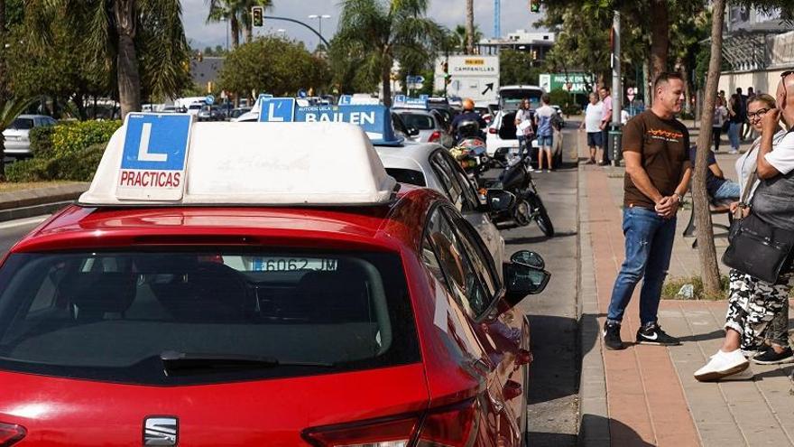 Coches de autoescuelas frente a la Jefatura provincial de Tráfico en Málaga, zona de inicio de los exámenes.