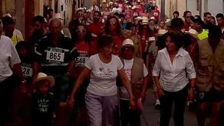 Los participantes inician la marcha por las calles de Sanzoles .