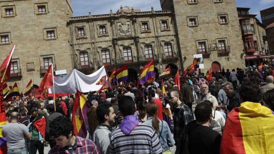 Participantes en la marcha republicana, ayer, ante el palacio de Revillagigedo.