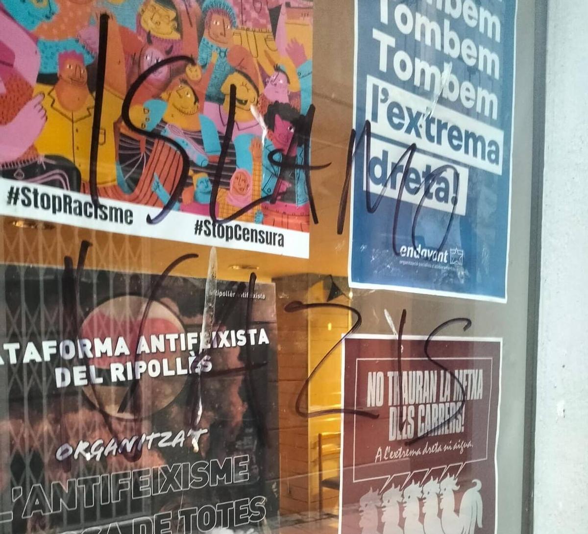 Els vidres del local de La Metxa han patit bretolades durant els últims anys