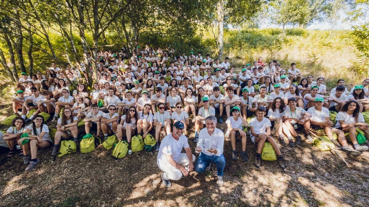En primera fila, Iñigo de la Quedra Salcedo, izquierda, y Ovidio Rodiero con los jóvenes de la Ruta Quetzal