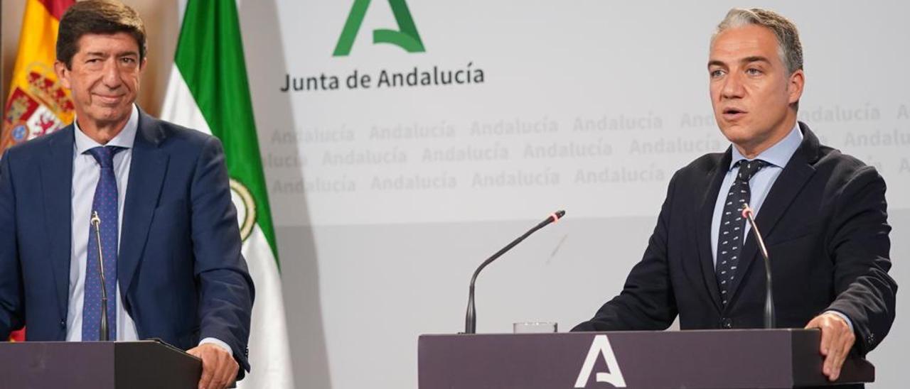 Elías Bendodo interviene tras el Consejo de Gobierno acompañado por Juan Marín.