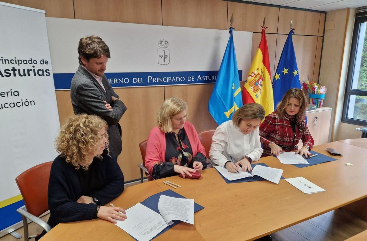 Por la izquierda, la directora del colegio público Versalles, María Mercedes Llamedo; el director general de Inclusión Educativa y Ordenación, David Artime; la directora del colegio público Buenavista II, María Inmaculada Feliz; la consejera de Educación, Lydia Espina, y la directora del colegio Maliayo, Verónica García. |