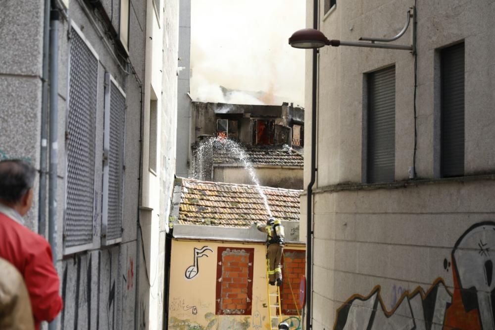 Arde por completo un edificio abandonado en Vigo